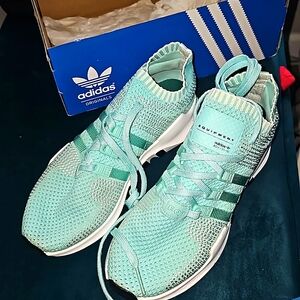 Adidas mint green size 6.5 easy slip on and tie